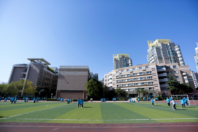 中学操场晴日.jpg